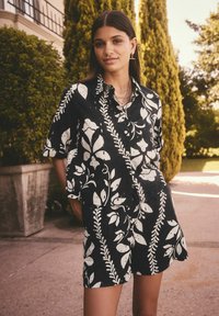 Next REGULAR FIT-BRODERIE SHORT SLEEVE - Košilová halenka  - black white floral print
