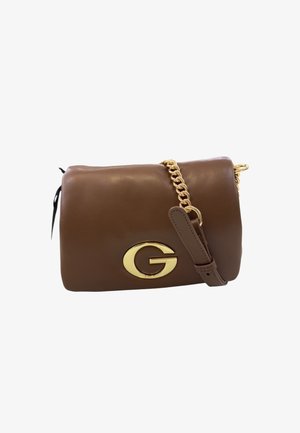 Borsa a spalla in pelle marrone con tracolla in catena dorata e grande emblema dorato "G" sul davanti.