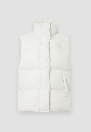 Chaleco acolchado blanco con cuello alto, que presenta un cierre frontal, dos bolsillos laterales y un logo circular en el pecho. Textura suave y brillante.