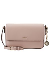 Růžová kožená crossbody kabelka se zlatými doplňky, zavírání na klopě a nastavitelného popruhu. Obsahuje logo DKNY a přívěsek. Texturovaný povrch.