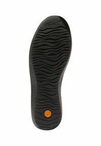 Suela de zapato de goma negra con un patrón de surcos ondulados para un mejor agarre y un acento circular naranja. Marcada con el nombre de la marca "softinos" y la talla "38".