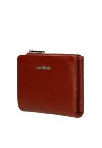 Červená kožená peněženka s texturovaným povrchem, vybavená zlatým zipem a logem "wojas" embosovaným na přední straně. Kompaktní design.
