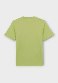 T-shirt vert clair à manches courtes en tissu doux. Doté d'un col rond et d'une texture lisse, sans embellissements supplémentaires.