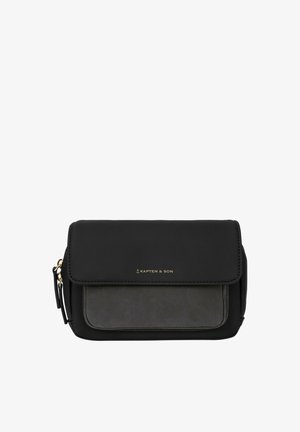 Musta laukku, jossa on sileä pinta ja kultainen logo. Ominaisuuksiin kuuluu kääntöseinä ja harmaa etutasku. Mukana irrotettava hihna.