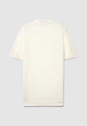 Weißes kurzärmeliges Polohemd mit einem strukturierten wellenförmigen Muster. Mit gestricktem Kragen und Bündchen, von hinten gezeigt.
