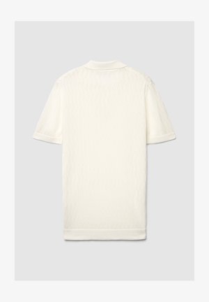 Weißes kurzärmeliges Polohemd mit einem strukturierten wellenförmigen Muster. Mit gestricktem Kragen und Bündchen, von hinten gezeigt.