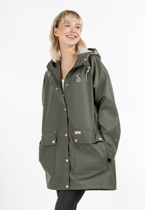 Olijfgroene regenjas met een capuchon, zilveren accessoires, drukknoopsluitingen, twee voorzakken en een grijze voering.