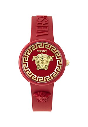 Rød silikone ur med et guld Medusa-emblem, cirkulær urskive med græsk nøglemønster, "VERSACE" logo og løvehoveddetalje på remmen.