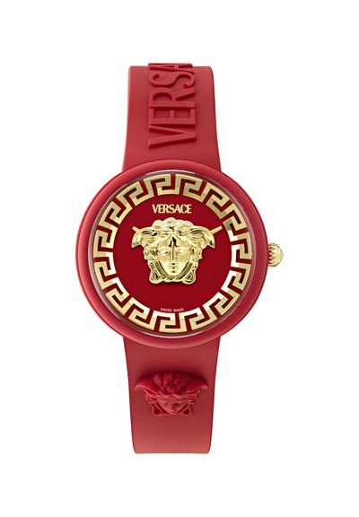 Czerwony silikonowy zegarek z złotym emblematem Meduzy, okrągłą tarczą ozdobioną greckim wzorem klucza, logo "VERSACE" oraz detalem w postaci lwiej głowy na pasku.
