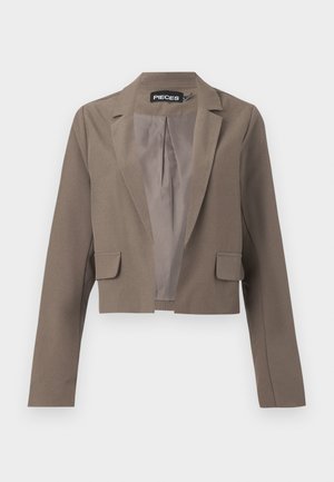 Kürzerer brauner Blazer mit langen Ärmeln, eingekerbten Revers, zwei vorderen Taschen und einem glatten Innenfutter. Schlichtes und modernes Design.