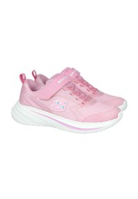 Zapatillas Skechers rosas con parte superior de tela texturizada, correas dobles de gancho y bucle, y una suela blanca acolchada con una línea de acento rosa.