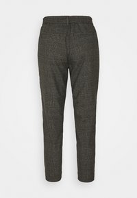 Grijze geruite broek met een elastische tailleband, taps toelopende benen en een zachte textuur, die een subtiel patroon en een gestroomlijnd ontwerp toont.