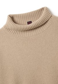 Maglione beige a collo alto lavorato a maglia con texture a coste sul colletto e un motivo a maglia liscia sul corpo.