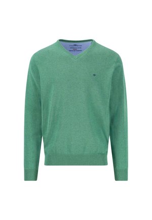 Maglione verde a V in cotone lavorato a maglia, con maniche lunghe, polsini e orlo a coste, e un piccolo logo blu sul petto.