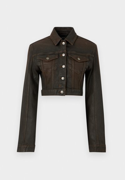Γυναικείο cropped τζιν μπουφάν σε σκούρο καφέ χρώμα με μακριά μανίκια, εμπρός κλείσιμο με κουμπιά, δύο τσέπες στο στήθος με καπάκια και κουμπιά, και κλασικό γιακά.