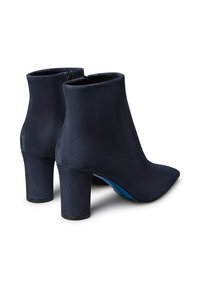 Stivali alla caviglia blu navy con una superficie liscia, punta affusolata e tacco a blocco. Presentano una cerniera sul retro per la chiusura.