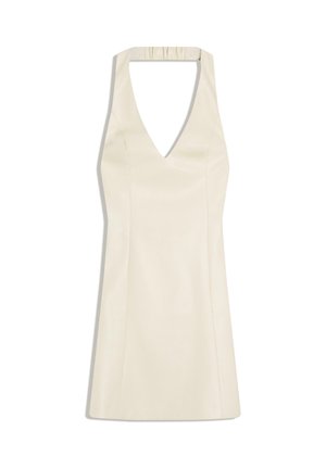 Robe crème sans manches à col licou avec un décolleté en V profond et un corsage ajusté, tombant au-dessus du genou, présentée sur fond blanc.