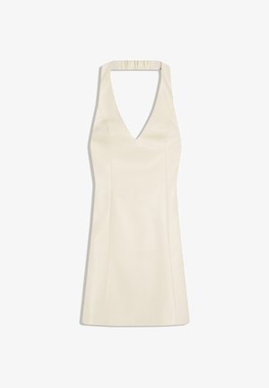 Brezrokavna kremna halterska obleka z globokim V-izrezom in oprijetim zgornjim delom, sega do nad koleni, prikazana na belem ozadju.