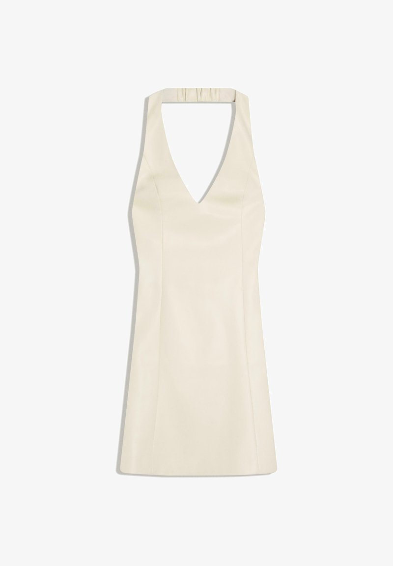Ärmelloses, cremefarbenes Neckholder-Kleid mit tiefem V-Ausschnitt und figurbetontem Oberteil, das bis über das Knie reicht, vor weißem Hintergrund dargestellt.