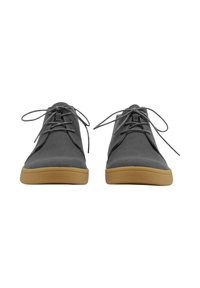Zapatos de ante grises con punteras redondeadas, diseño de cordones y suelas de goma color tostado. Textura suave con un minimalismo en los detalles y sin patrones.