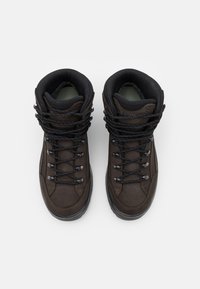 Braune Wanderschuhe mit schwarz strukturierten Nylonkragen, Schnürdesign, Metallösen und Gummisohlen für Traktion. Draufsicht.