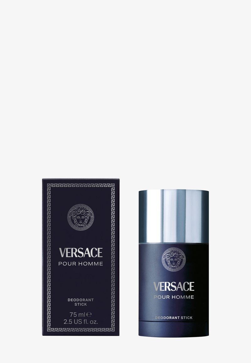 Déodorant stick Versace Pour Homme, 75 ml ; emballage cylindrique noir avec un capuchon argenté, présentant un logo Méduse et un motif clé grecque.