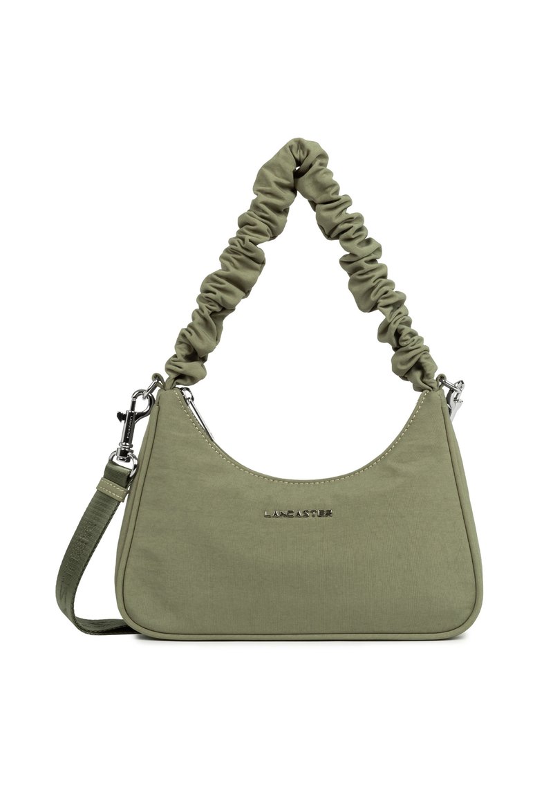 Borsa a spalla verde oliva con tracolla arricciata, tessuto liscio, accessori in argento e silhouette curvilinea; presenta un dettaglio del logo impresso.