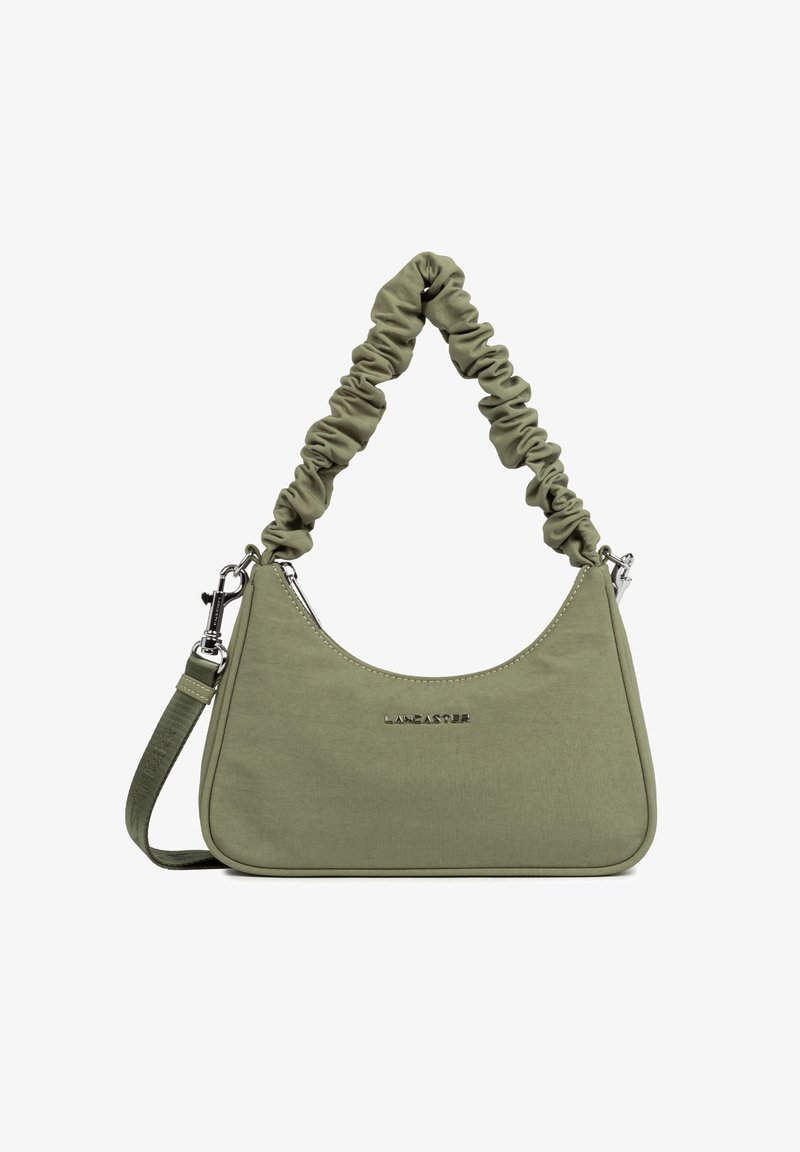 Borsa a spalla verde oliva con tracolla arricciata, tessuto liscio, accessori in argento e silhouette curvilinea; presenta un dettaglio del logo impresso.