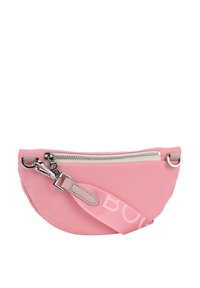 Borsa a tracolla in nylon rosa con forma semicircolare, chiusura con zip argento e tracolla beige che presenta la scritta "BOSS" in rosa. Dotata di accessori in metallo.