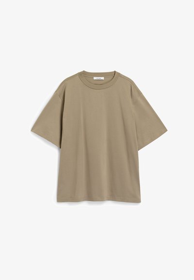 Χακί κοντομάνικο μπλουζάκι φτιαγμένο από μαλακό βαμβάκι. Διαθέτει στρογγυλή λαιμόκοψη και άνετη γραμμή με κατεβασμένους ώμους.