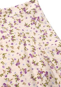 Jupe fleurie en crème avec un motif de fleurs violettes et bleues. Tissu léger avec des plis pour la texture et le mouvement.