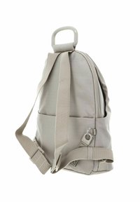 Sac à dos gris avec une surface texturée, doté d'une poignée supérieure, de sangles réglables et d'une poche latérale avec des détails en métal.