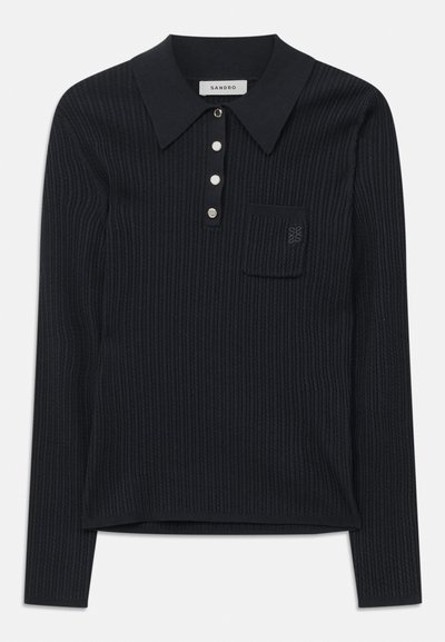 Μαύρο ριπ πλεκτό πόλο μπλουζάκι με μακριά μανίκια και γιακά, τέσσερα ασημί κουμπιά και μια μικρή τσέπη στο στήθος με υποτονικό κεντημένο λογότυπο.