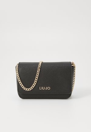 Bolsa de mão retangular preta feita de material texturizado, com uma alça em corrente dourada e um logótipo na parte frontal. Design compacto com fecho em aba.