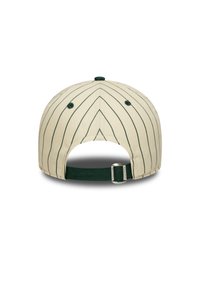 Gorra de béisbol beige con rayas verdes, correa ajustable en la parte trasera, visera curvada y ojales de ventilación.