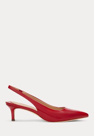 Pumps slingback in vernice rossa con punta affusolata e tacco medio, caratterizzati da una superficie liscia e un design minimalista.
