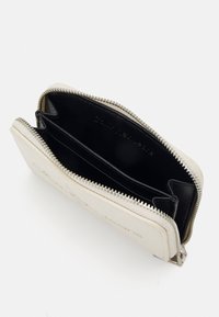 Calvin Klein Jeans SCULPTED ZIP AROUND - Piniginė - eggshell