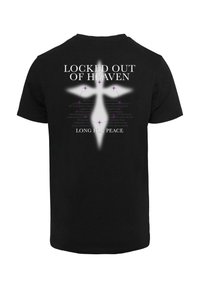 Sort T-shirt med et stort hvidt korsdesign med lilla stjerneaccenter. Teksten lyder "LOCKED OUT OF HEAVEN" og "LONG FOR PEACE."