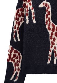 Dzianinowy sweter w kolorze granatowym z pluszowymi wzorami żyraf w kremowym i burgundowym. Posiada prążkowany dół i teksturowany materiał dla dodatkowego ciepła.