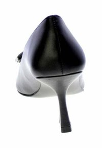 Scarpa nera con tacco alto e punta affusolata, realizzata in pelle liscia, con un tacco sottile e un design elegante. Minimalista, senza accenti visibili.