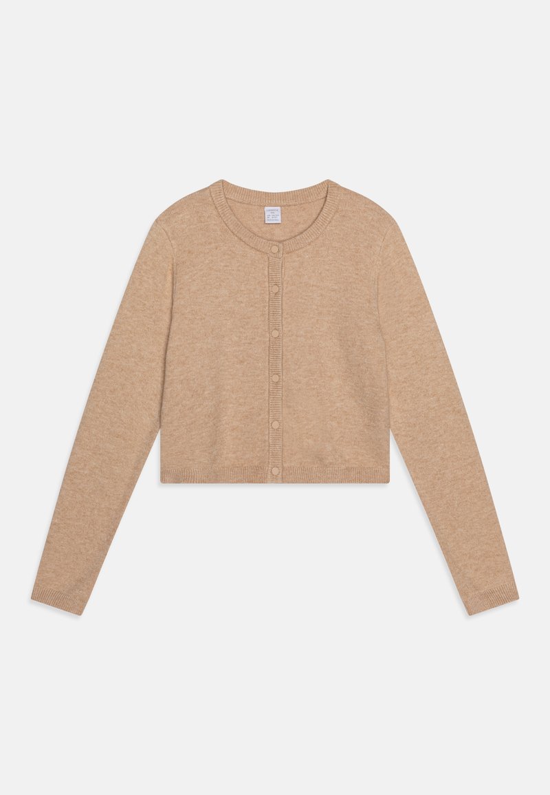 Kuttet beige cardigan laget av myk strikket stoff, med rund hals, lange ermer, og en rad med matchende knapper foran.