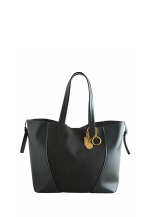 Schwarze Tote-Tasche aus Leder und Wildleder mit doppelten Griffen, glatter Textur und goldenen Hardware-Akzenten sowie dekorativen Anhängern.