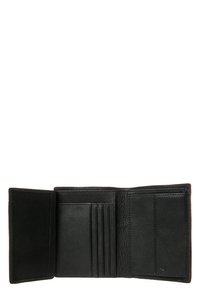 Cartera de cuero negra con múltiples ranuras para tarjetas, textura suave y diseño limpio. Vista abierta que muestra compartimentos para el almacenamiento.