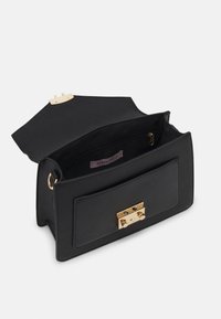 Borsa a tracolla in pelle nera con un design strutturato, chiusura in metallo dorato e un pannello frontale testurizzato. L'interno presenta una tasca con zip e un'etichetta del marchio.