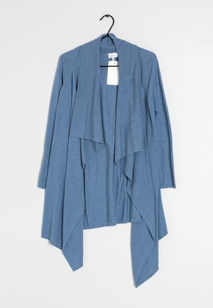 Blauwe open-front cardigan met lange mouwen en een gedrapeerde watervalzoom, hangend aan een zwarte hanger tegen een witte achtergrond.