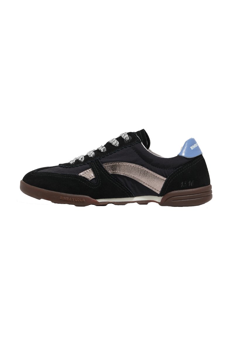 Schwarz-grauer Sportschuh, der eine Mischung aus Wildleder und synthetischen Materialien aufweist, mit reflektierenden Akzenten und gemusterten Schnürsenkeln. Blauer Fersenpatch.