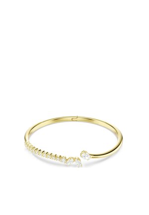 Guld åben armring med en række små runde diamanter på den ene side og større pæreformede diamanter på de åbne ender.