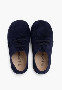 Pantofi din suede albastru marin, cu vârfuri rotunde și două găuri pentru șireturi. Interiorul are o branț albă de culoare maronie deschisă cu sigla "Pisamonas".