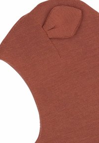 Secțiune de articol tricotat de culoare maronie, cu un guler rotunjit și mici accente asemănătoare urechilor în partea de sus. Textură netedă și material de greutate medie.