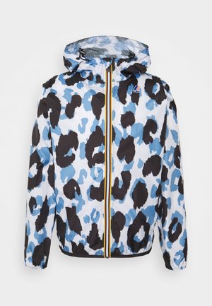 Veste légère à capuche avec un motif léopard bleu et noir. Le tissu est lisse, avec une fermeture éclair frontale et des poignets élastiqués.